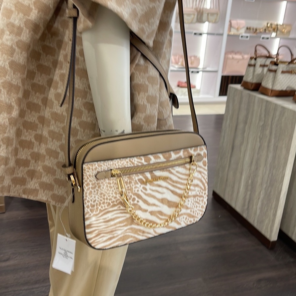 MICHAEL KORS JET SET LARGE EAST WEST ZIP POCKET CHAIN XBODY 
CAMEL
NWT - Picture 2 of 16